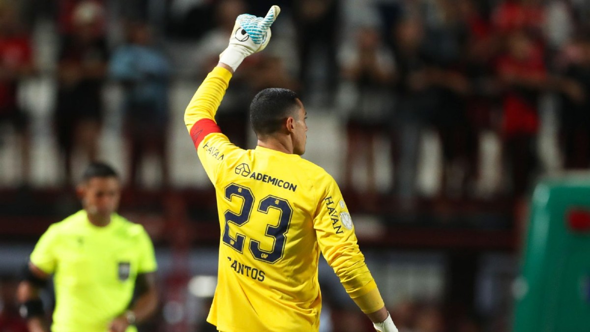 Santos comemora pênalti defendido em Atlético-GO x Athletico, pela Copa do Brasil