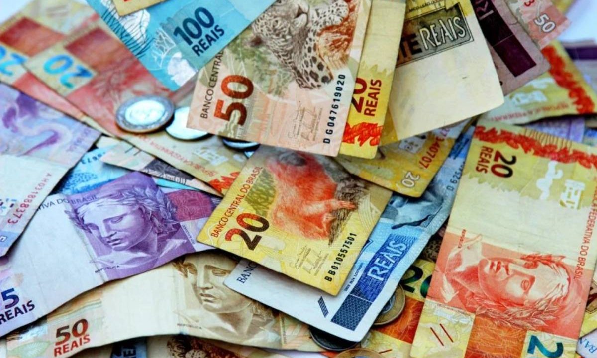 Foto de cédulas de reais espalhadas. Imagens ilustrativa para matéria: Sorte nas loterias! Prêmio máximo da lotofácil saiu para munícipio de 17 mil habitantes no paraná