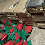 Na imagem, aparece o quarto do imóvel repleto de tabletes de maconha, além da faca utilizada pela Rone para constatar o material e de outros objetos.