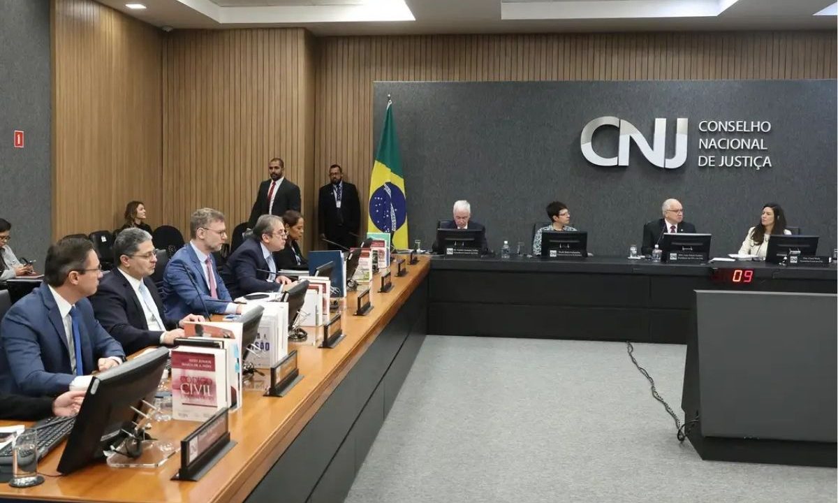Sessão plenária do Conselho Nacional de Justiça com conselheiros reunidos em mesa de votação, ilustrando a aprovação da medida do contracheque único para magistrados.