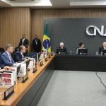 Sessão plenária do Conselho Nacional de Justiça com conselheiros reunidos em mesa de votação, ilustrando a aprovação da medida do contracheque único para magistrados.