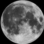 Visão detalhada da superfície esférica da lua cheia em tons de cinza destacando crateras e texturas contra um fundo totalmente preto, ilustrando o projeto da NASA, na Lua.