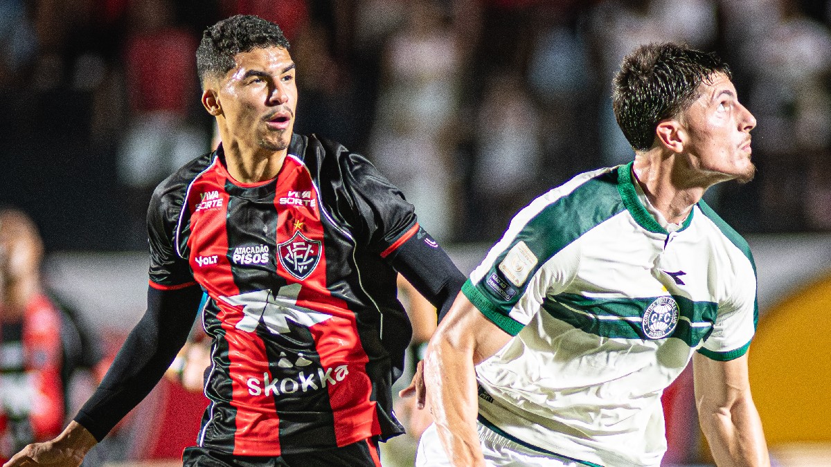 Tiago Cóser em Vitória x Coritiba, pelo Brasileirão