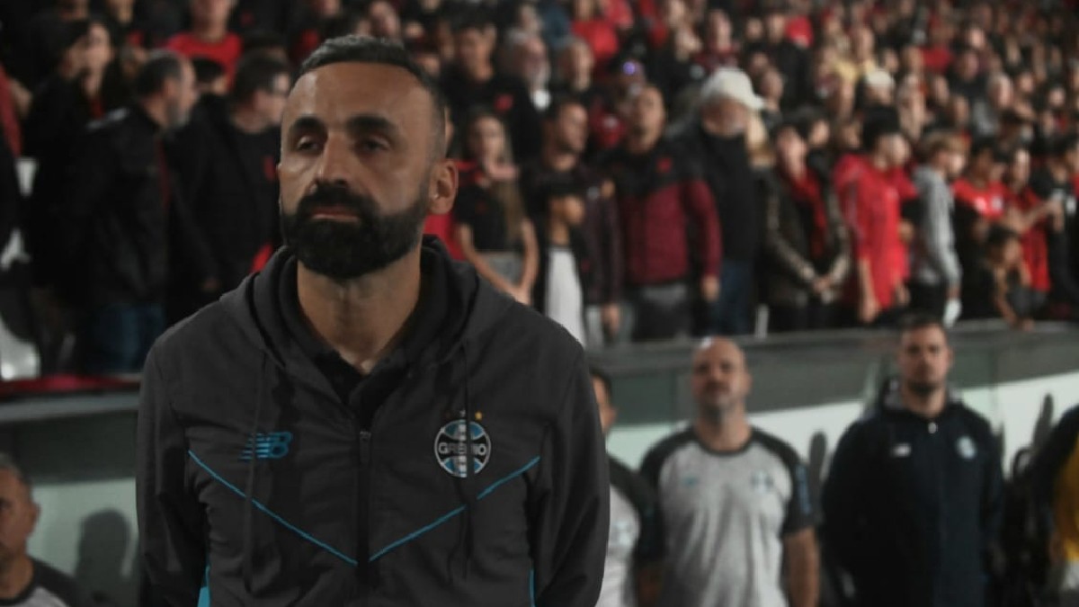 Vitor Severino, auxiliar do Grêmio em jogo contra o Athletico