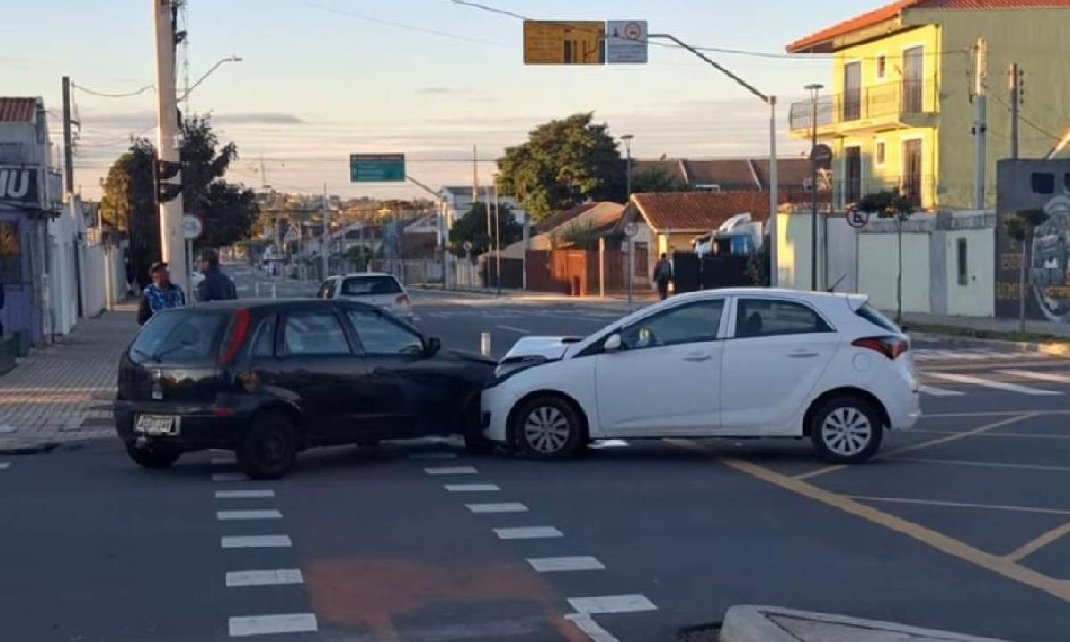 Foto mostra acidente entre carros no Capão da Imbuia