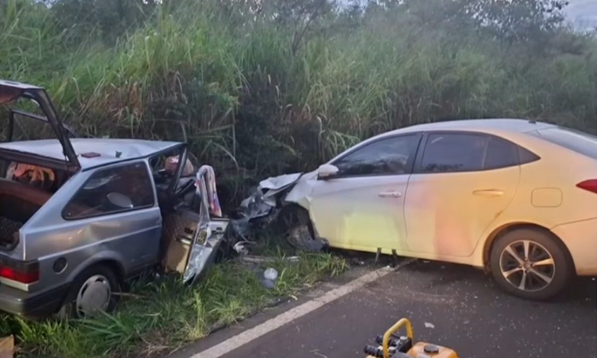 foto do acidente entre dois carros na PR-340