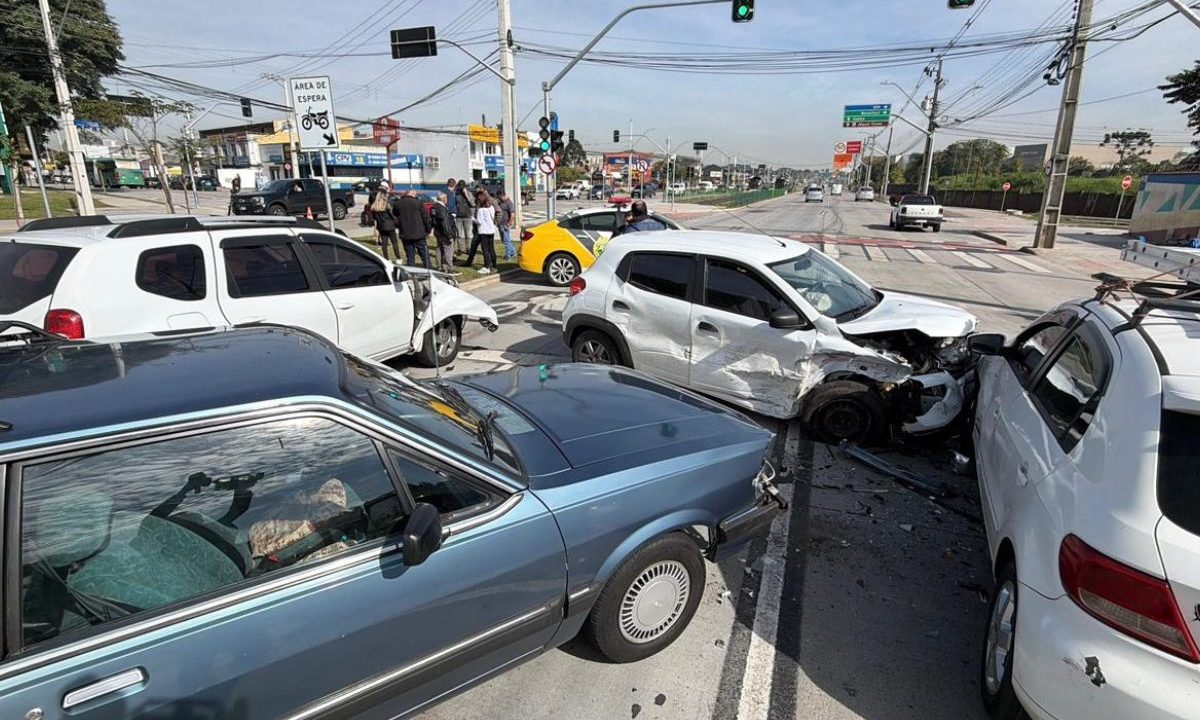 Acidente com cinco carros em cruzamento no Capão da Imbuia