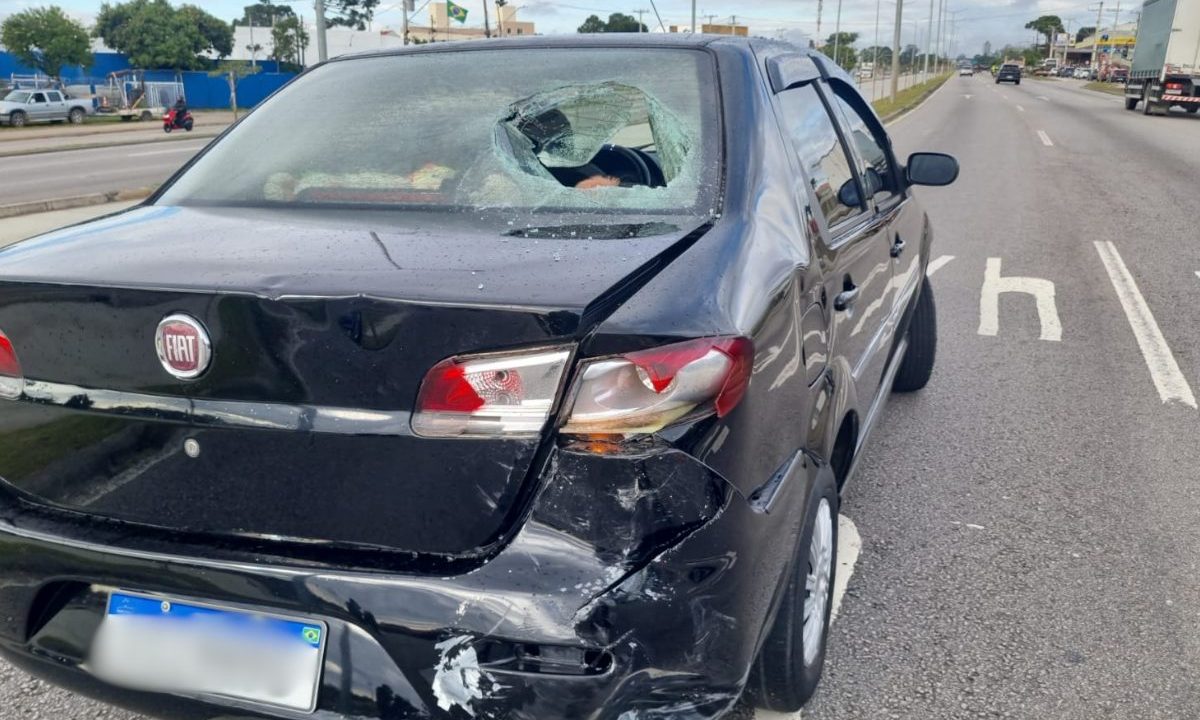 Carro amassado após acidente na Linha Verde