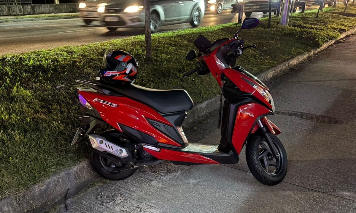 Moto da vítima ficou danificada após grave acidente na Linha Verde, em Curitiba.