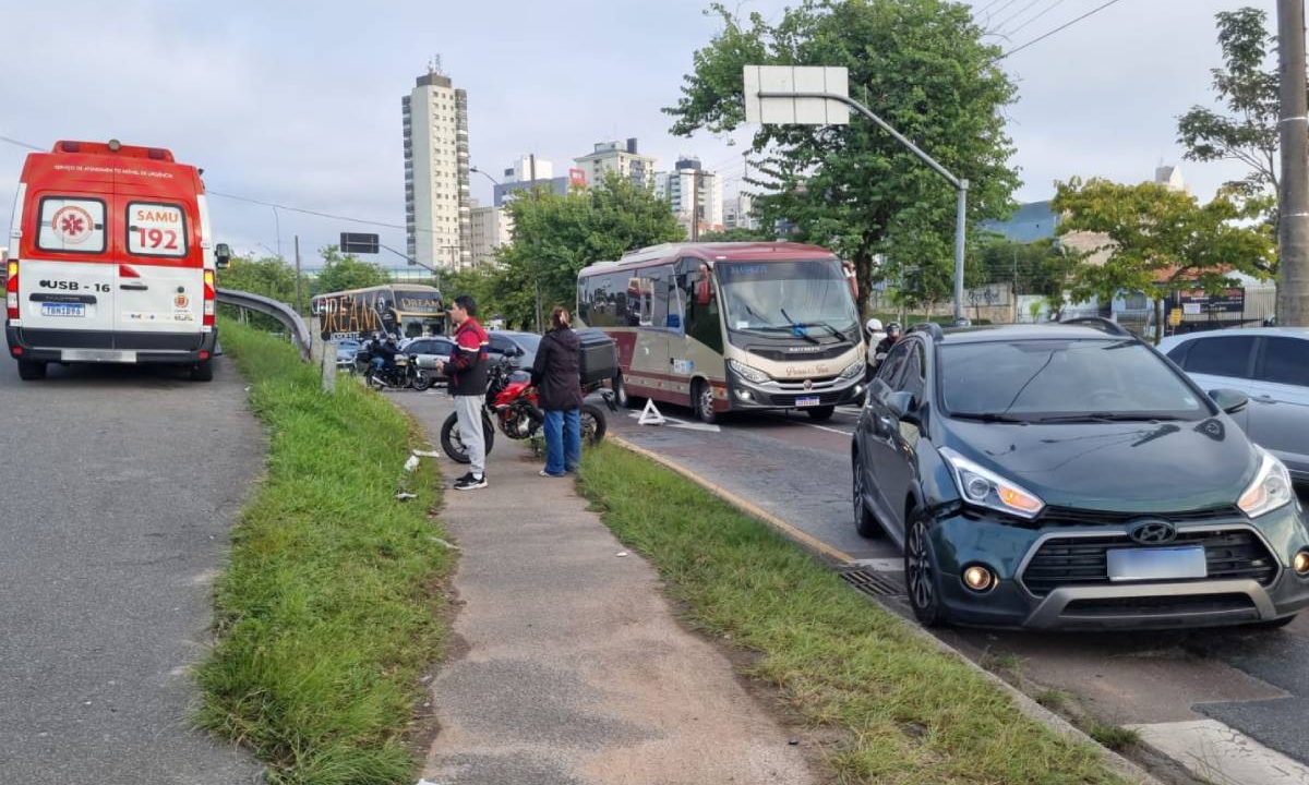 Foto mostra acidente entre moto e carro no Cajuru