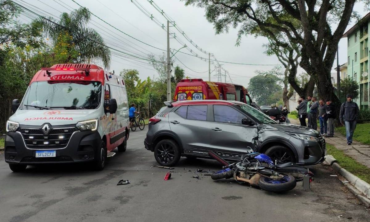 Foto mostra acidente entre moto e carro na CIC