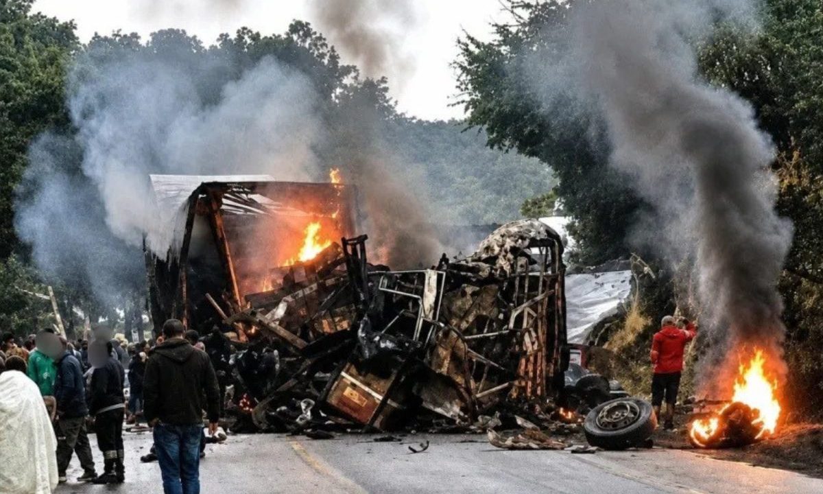 foto do acidente entre ônibus e carreta em minas gerais