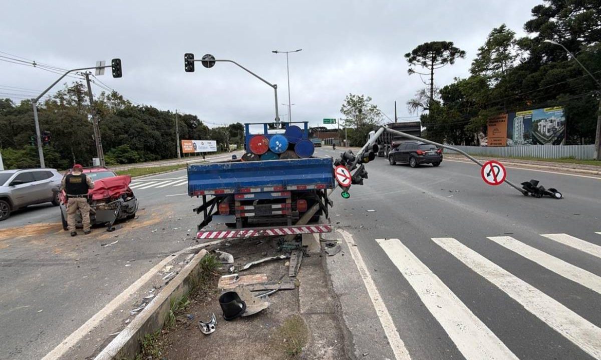 Foto mostra acidente na Rodovia da Uva