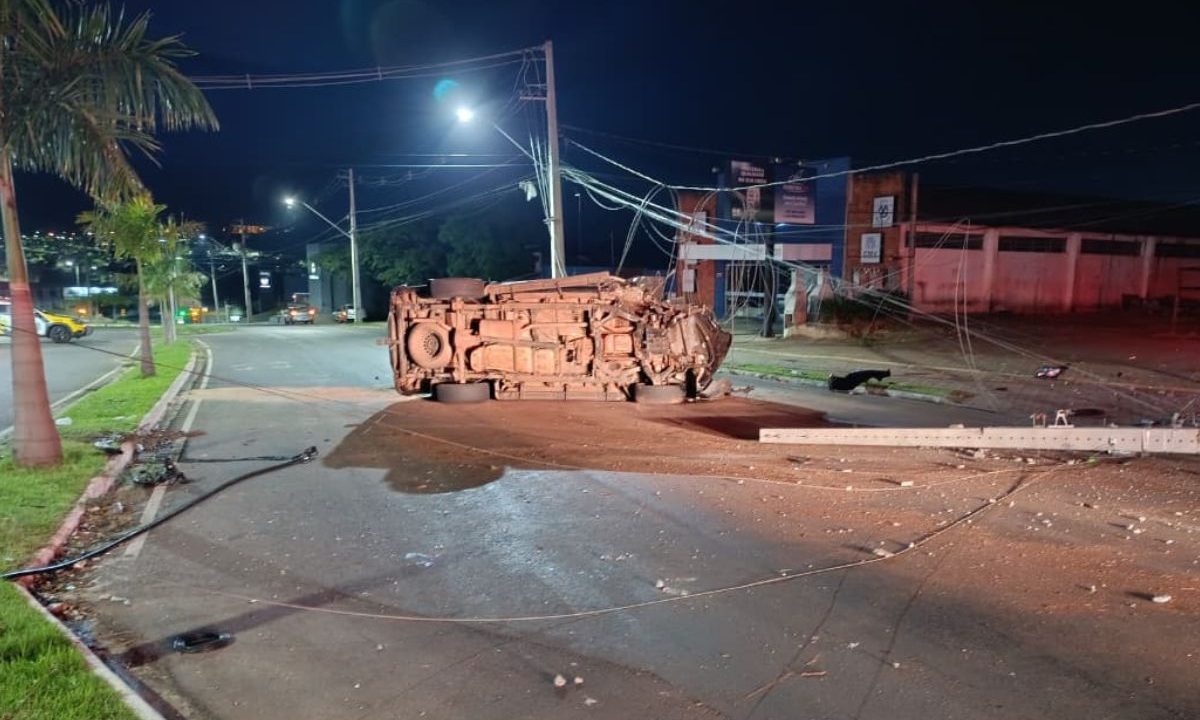 Chevrolet S10 capotada após bater contra poste na Avenida Tiradentes, em Umuarama.