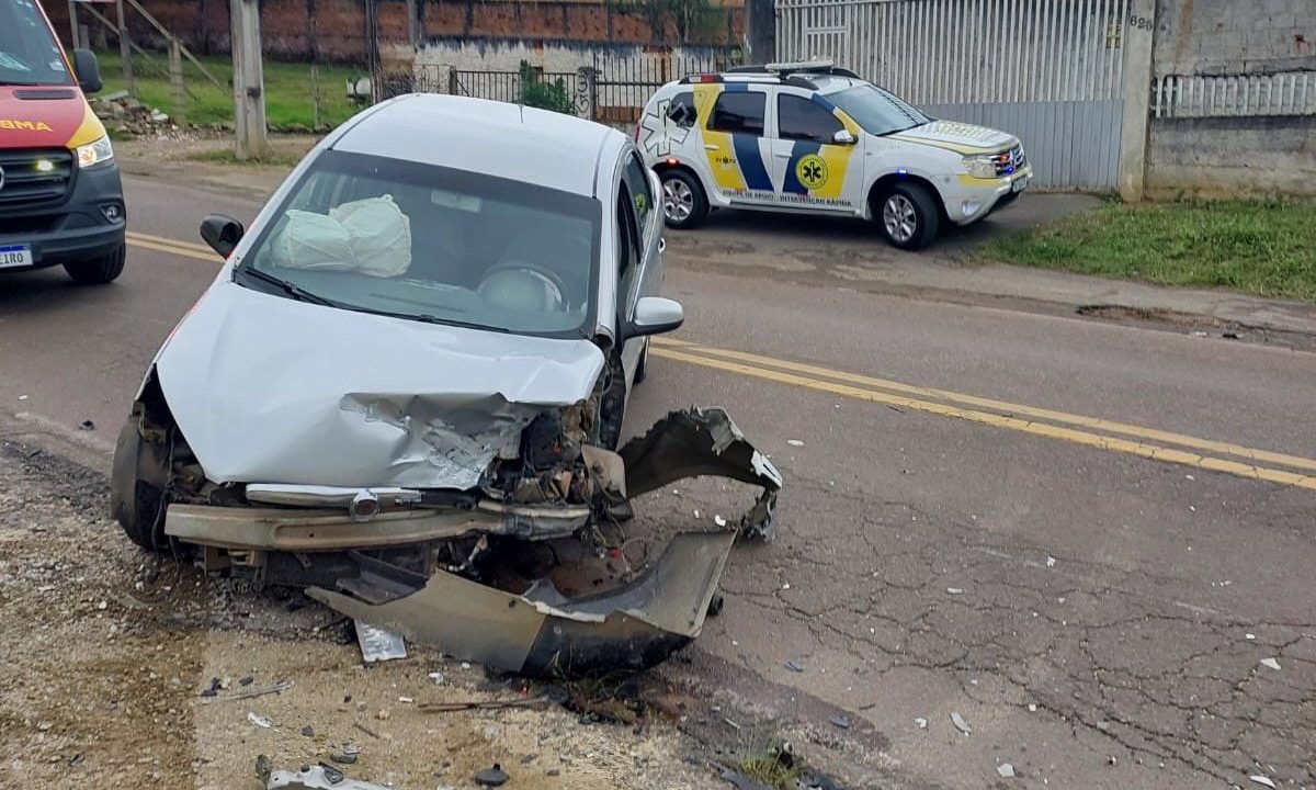 Carro destruídos após acidente com três veículos