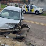 Carro destruídos após acidente com três veículos