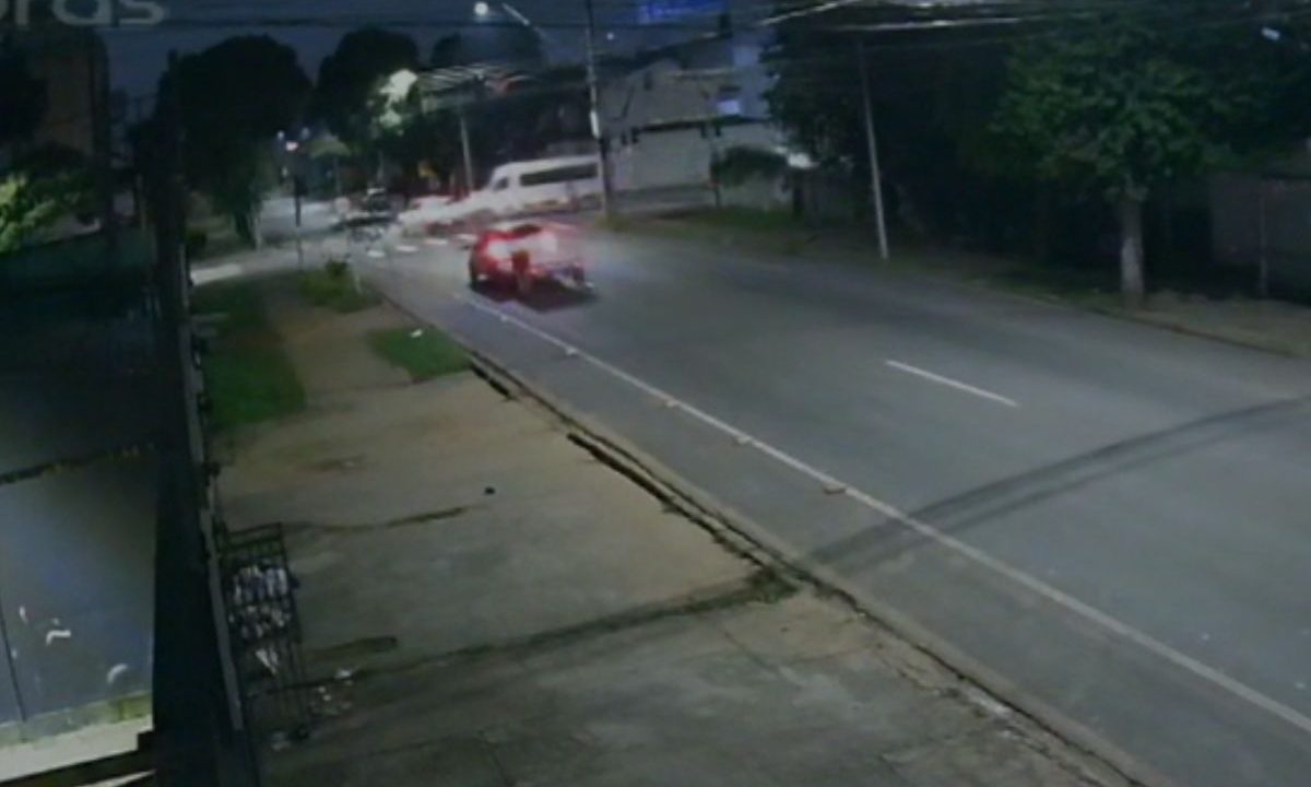 Frame de vídeo mostra momento de acidente em cruzamento com semáforo apagado no bairro Rebouças, em Curitiba.