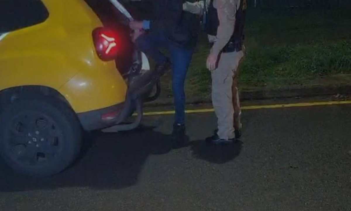 Foto mostra adolescente que matou pai sendo preso