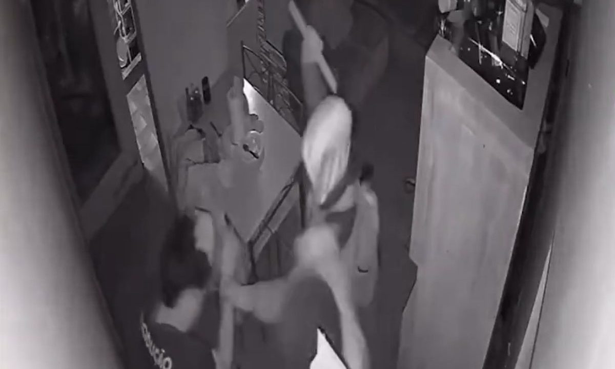 Imagem mostra adolescentes que invadiram casa agredindo o morador com um martelo.