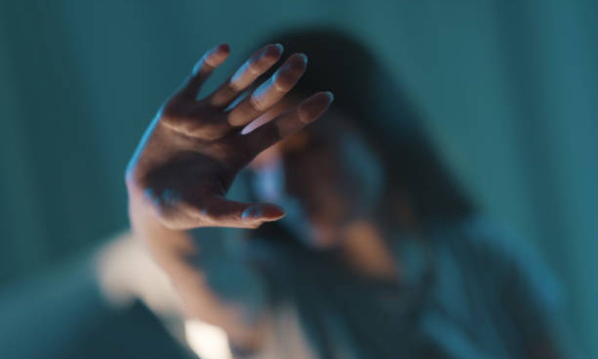 Mulher se protegendo