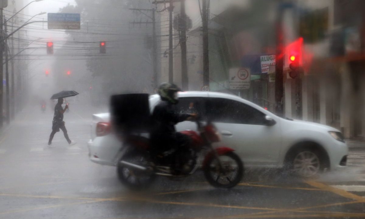 foto de carros e moto na chuva para ilustrar alerta amarelo para chuvas intensas no paraná