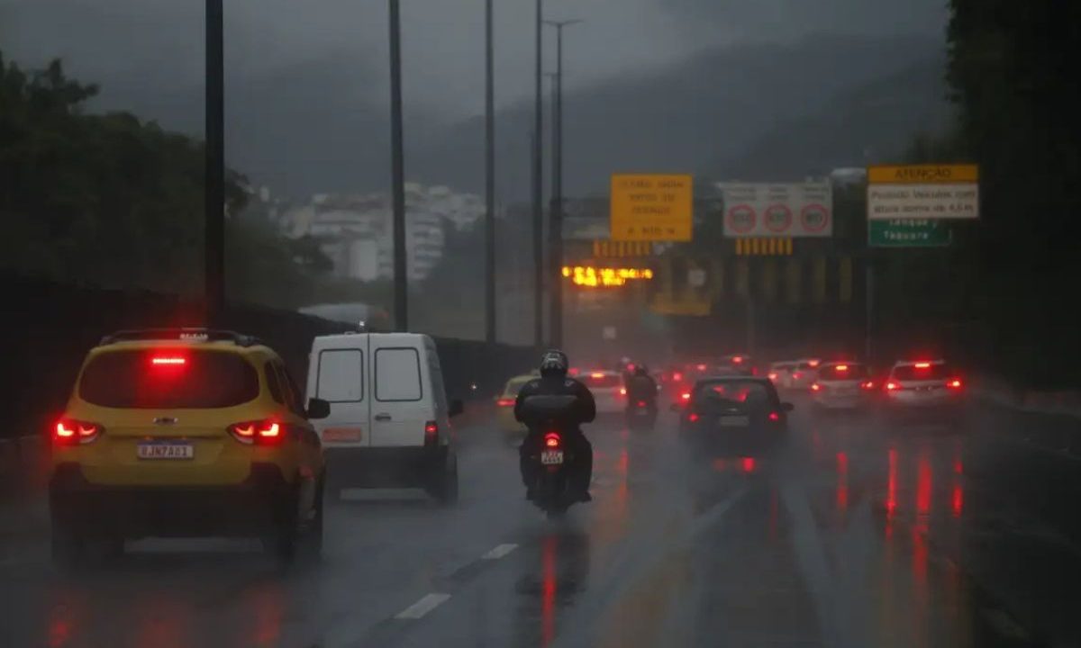 foto de carros e motos na chuva para ilustrar alerta amarelo para tempestades em curitiba