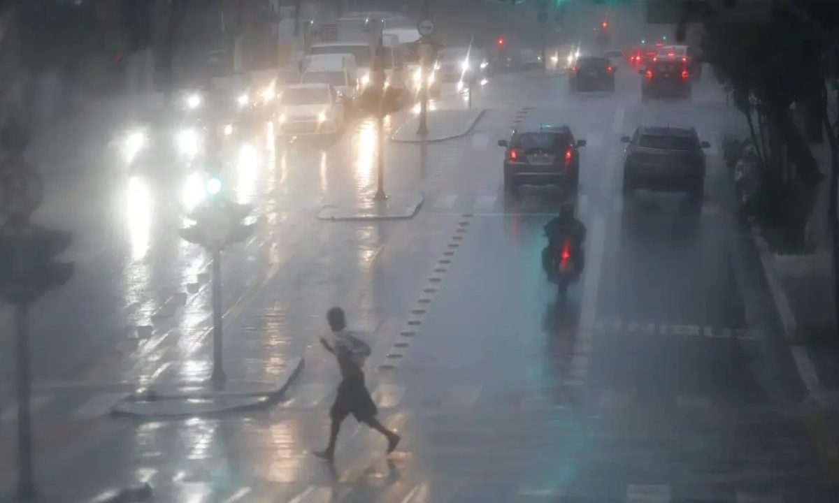 foto de pessoas andando na chuva para ilustrar alerta amarelo de chuvas intensas em curitiba