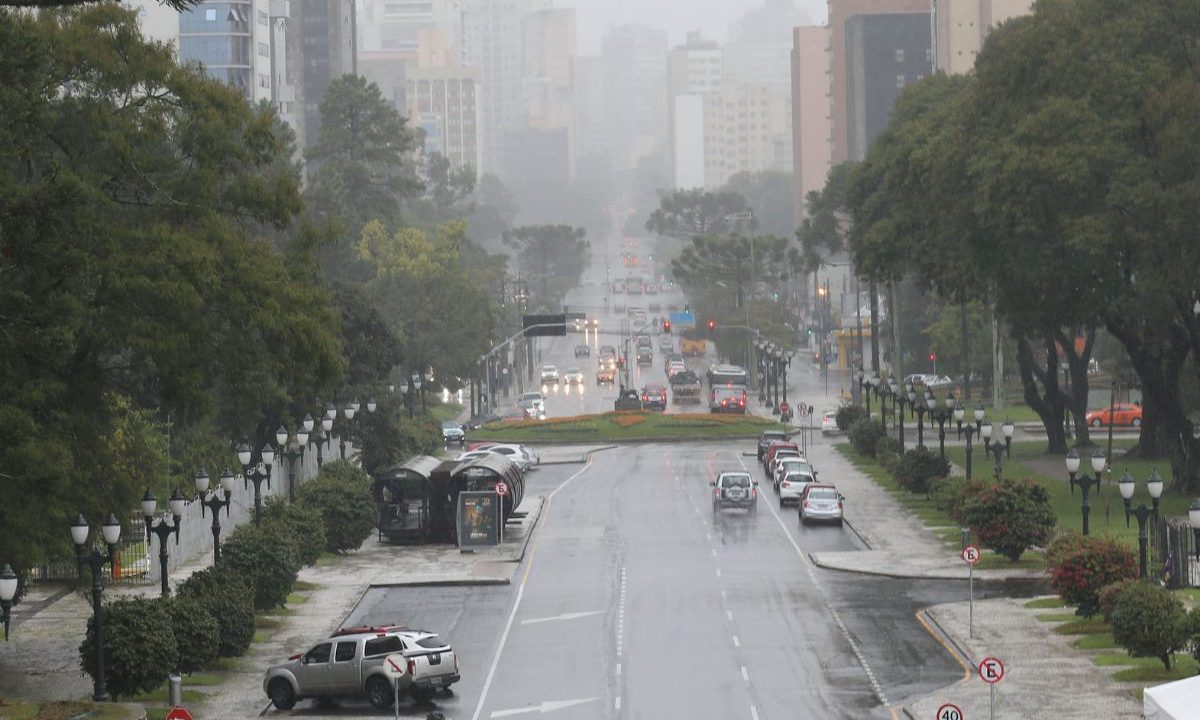 foto de chuva para ilustrar alerta amarelo de tempestade em curitiba
