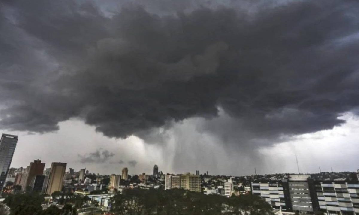 Foto mostra nuvem de chuva