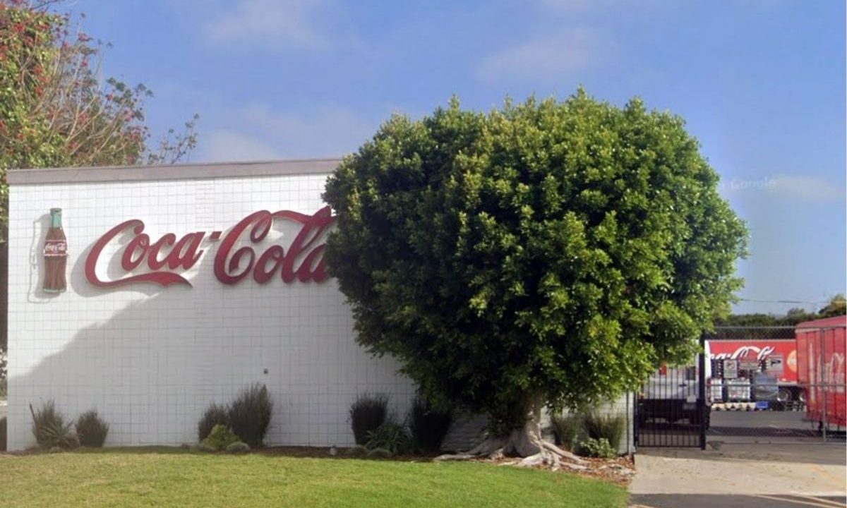 Fábrica ligada à produção da Coca-Cola em Ventura, na Califórnia, encerrará atividades após mais de 100 anos de operação. A imagem mostra a fachada da fábrica da Coca-Cola que encerrou as atividades.