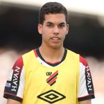 Arthur Monteiro aparece usando colete amarelo durante atividade do Athletico. O lateral da base posa em campo antes de partida do Furacão.