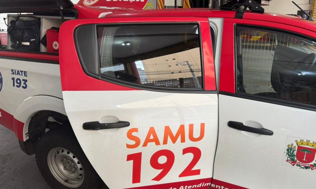 Foto da viatura do Samu que atendeu vítima de assalto na Praça Rui Barbosa em Curitiba