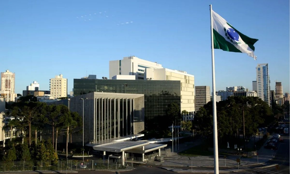 Assembleia Legislativa do Paraná (Alep) realizará mais uma edição da Assembleia Itinerante, desta vez na Expoingá, em Maringá. A imagem mostra a fachada da Alep, em Curitiba.