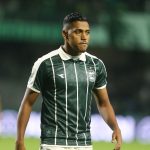 Pedro Rocha caminha pelo gramado usando a camisa do Coritiba durante partida noturna no Couto Pereira.