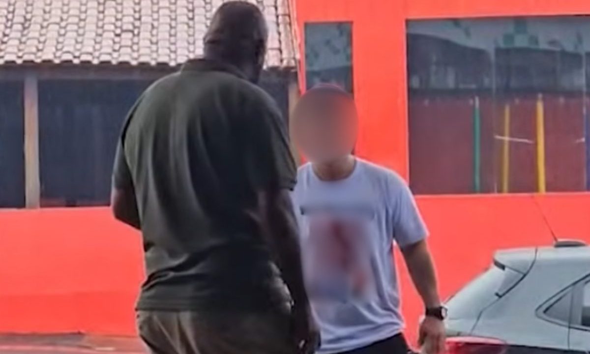 imagem do momento do ataque racista no restaurante em londrina. suspeito está de camisa branca e a vítima de camiseta verde