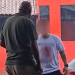 imagem do momento do ataque racista no restaurante em londrina. suspeito está de camisa branca e a vítima de camiseta verde