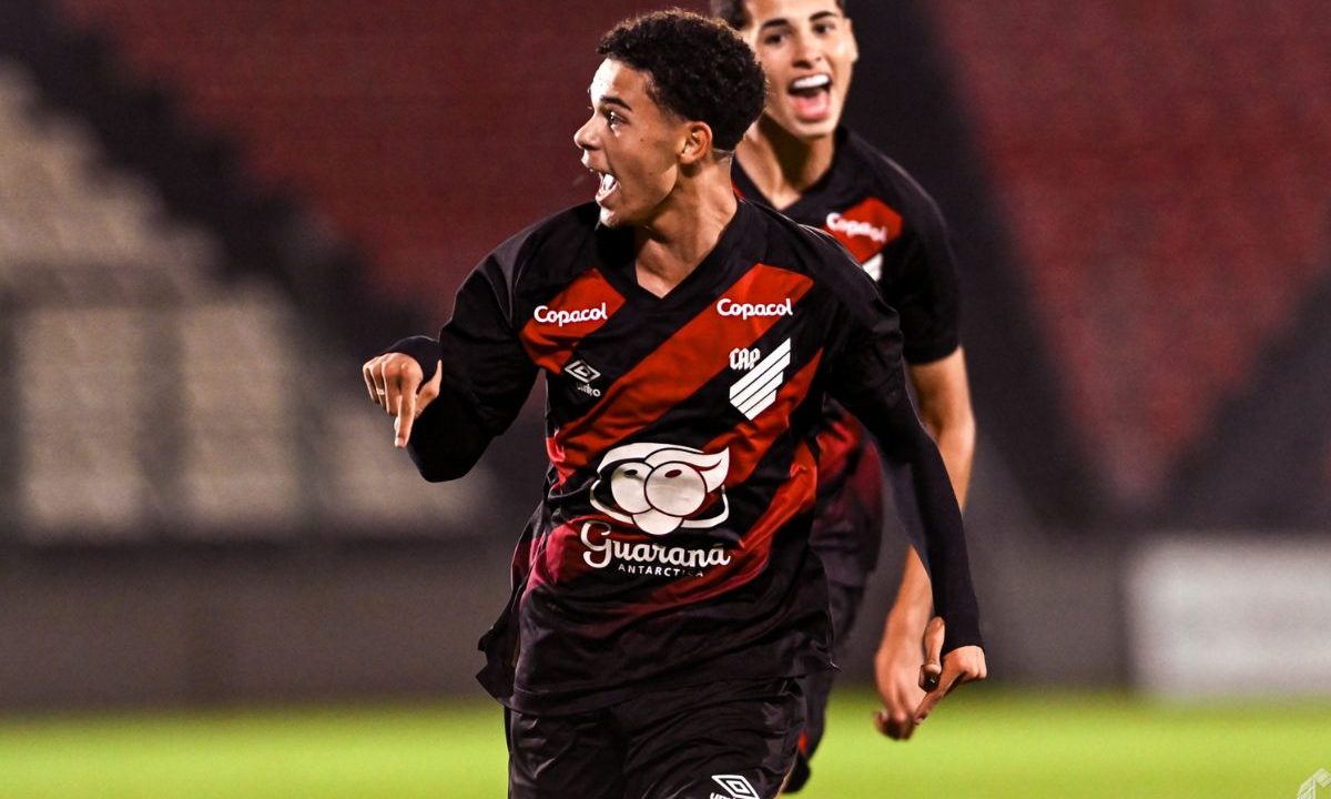 Jogador do Athletico aparece comemorando durante partida da equipe sub-17, enquanto outro atleta surge ao fundo. O Furacão disputa a final da Copa do Brasil Sub-17 contra o Atlético-MG.