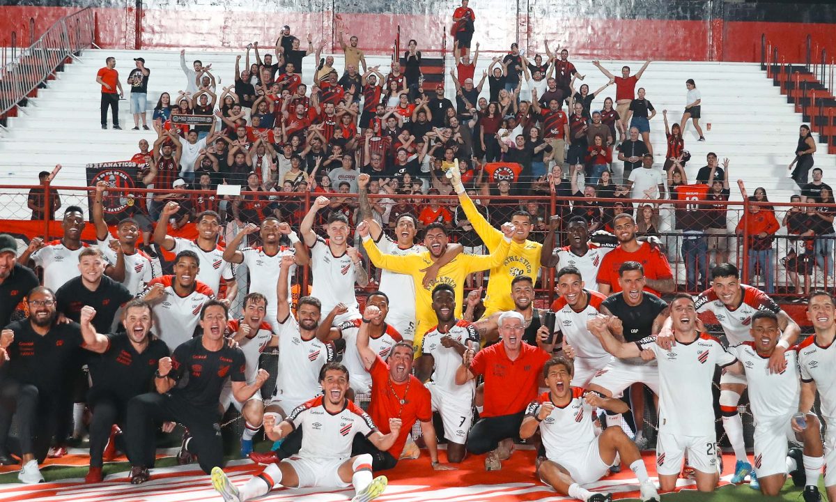 Athletico comemora com a torcida a classificação em Goiânia