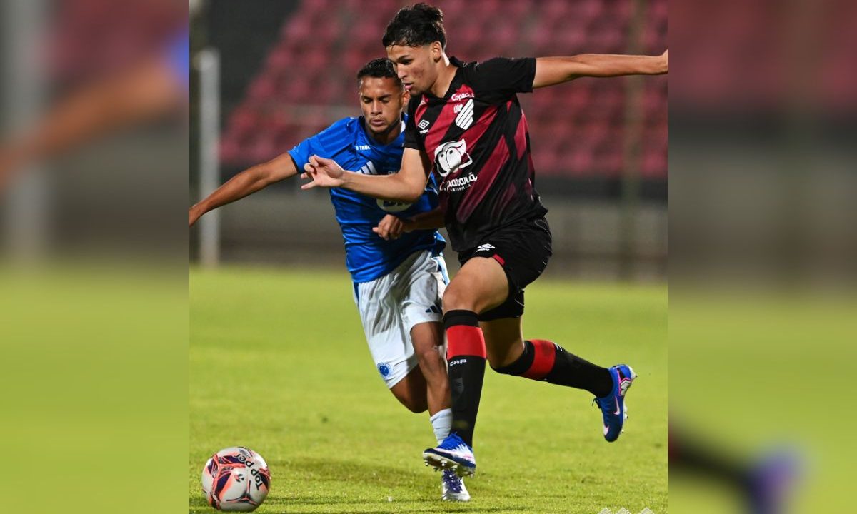 Jogador do Athletico disputa a bola com atleta do Cruzeiro durante partida válida pela semifinal da Copa do Brasil Sub-17