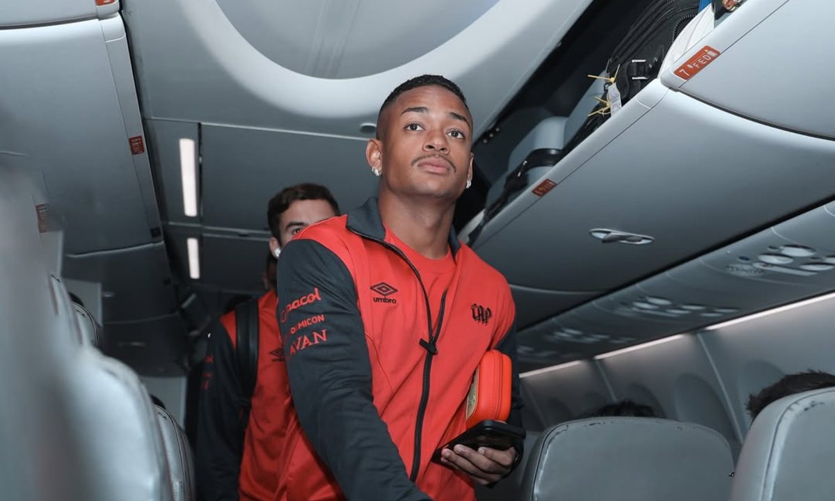 Foto de jogador do Athletico em viagem pelo clube; Furacão enfrenta dificuldades como visitante