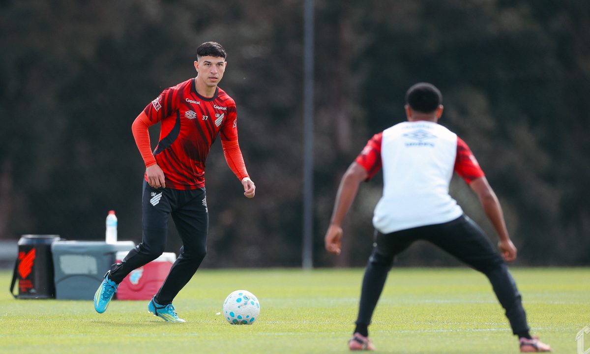 Lucas Esquivel treina com bola no Athletico e vira opção para enfrentar o Mirassol no Brasileirão.