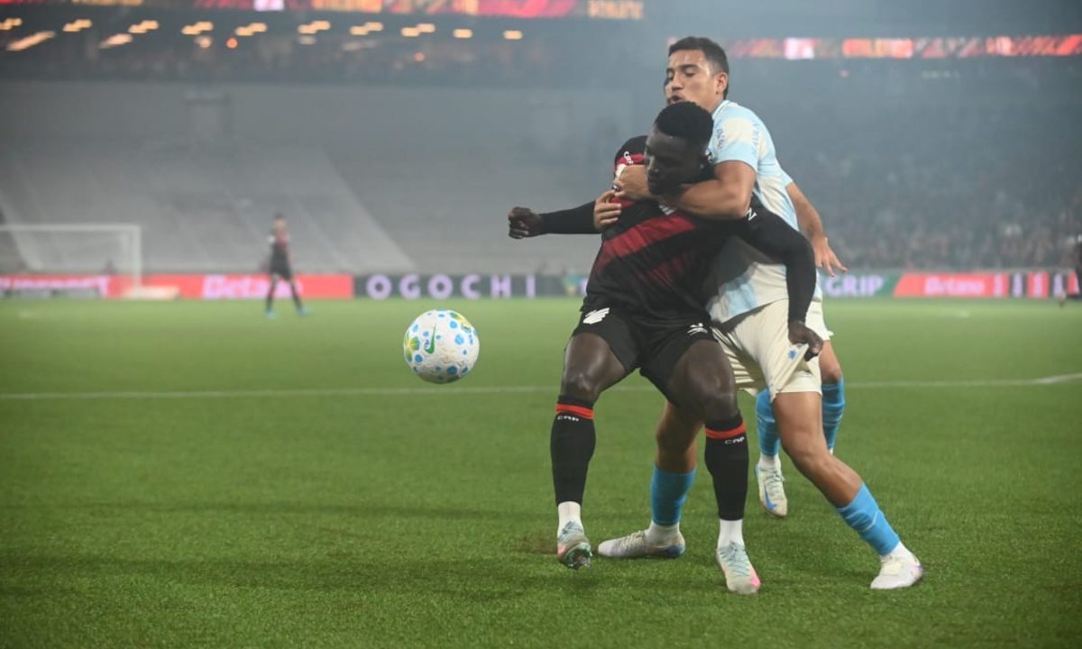Disputa de bola entre jogadores de Athletico e Grêmio pelo Brasileirão