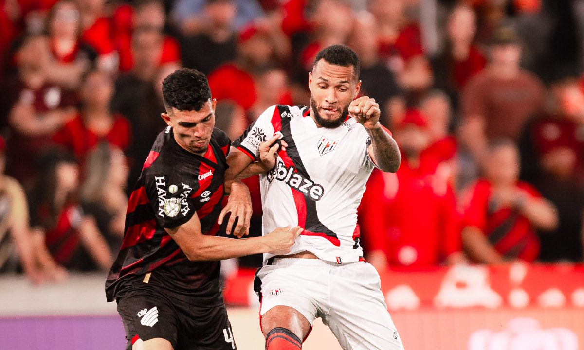 Arthur Dias, do Athletico, em disputa de bola contra o Atlético-GO pela Copa do Brasil.