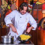 Foto de uma das aulas de gastronomia no Parque Jaime Lerner, em Curitiba.