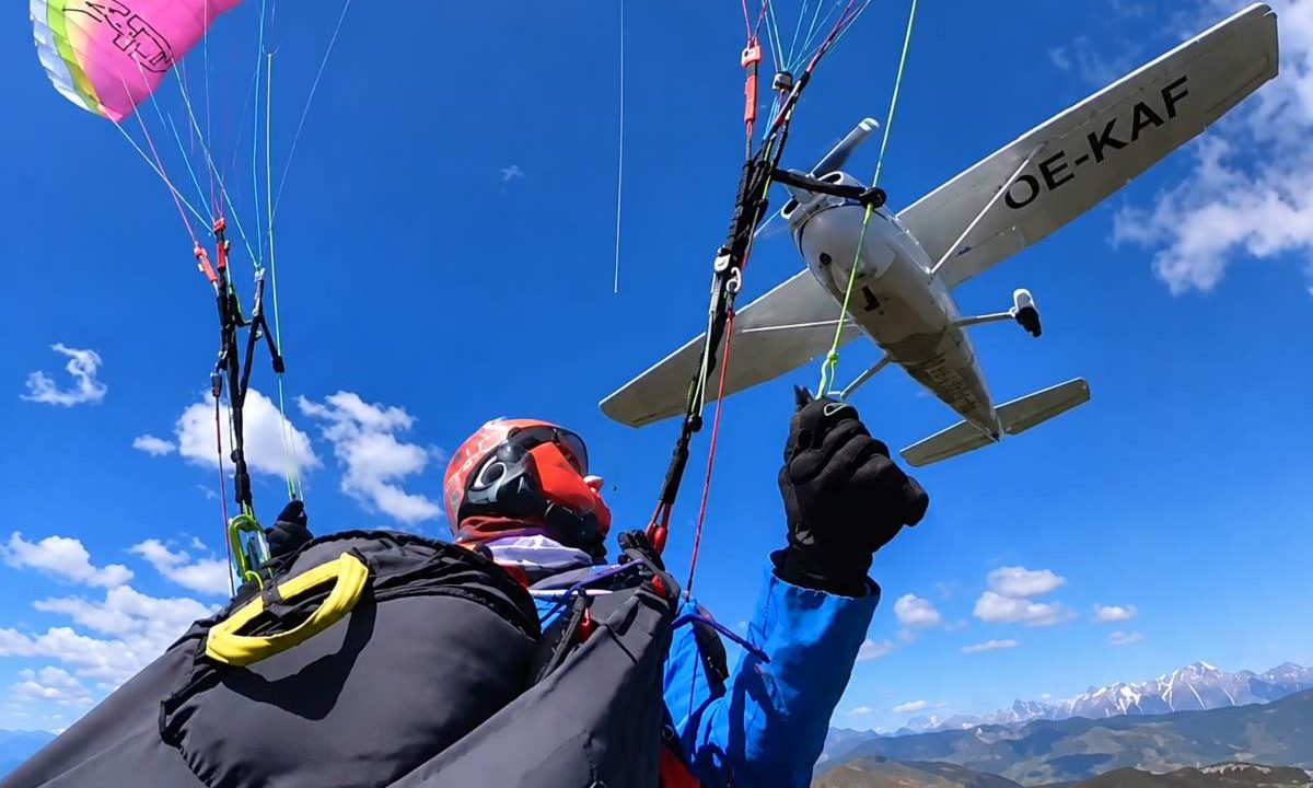 Momento em que mulher em parapente é atingida pelo avião
