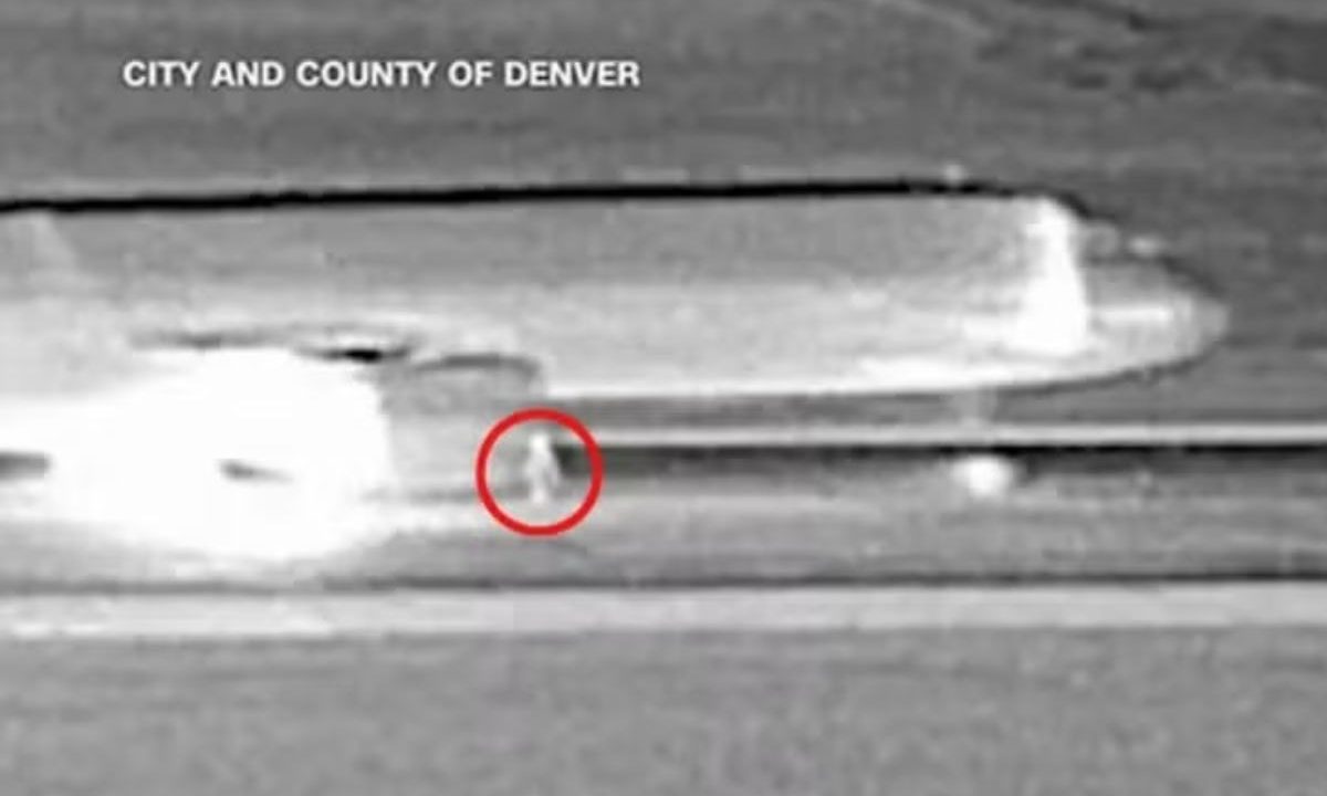 Momento exato do incidente em que homem foi atingido e sugado por avião em Denver
