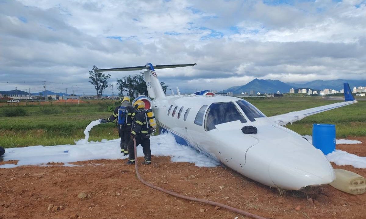 Foto mostra avião que saiu da pista durante aterrissagem