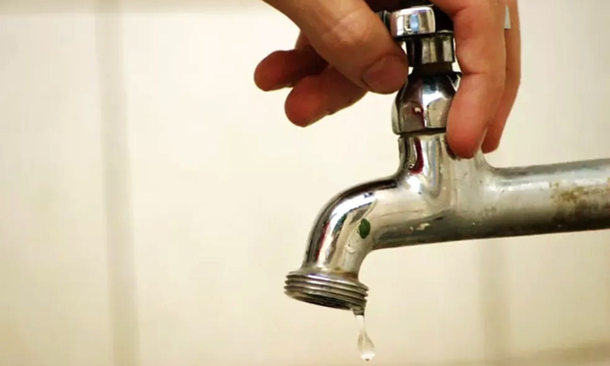 na imagem, torneira sem água para simbolizar a falta de água em oito bairros de curitiba
