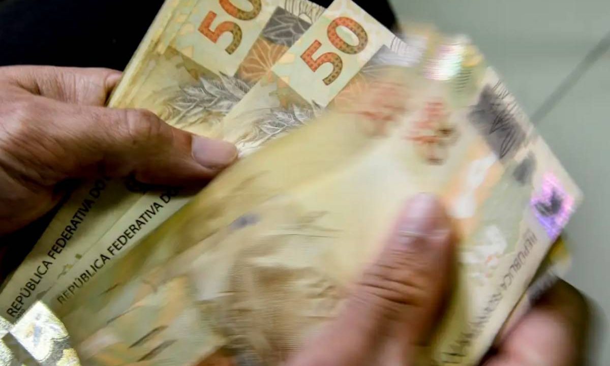 Cédulas de 50 reais sendo contadas. Imagem ilustrativa, para matéria: Bancos terão prazo para limpar nome de clientes pelo Novo Desenrola
