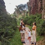 Família passeando no Parque Vila Velha; local é ótimo para bate-volta no Dia das Mães